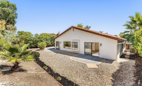 335 Whispering Brook Dr, Vista CA 92083-1956 exterior