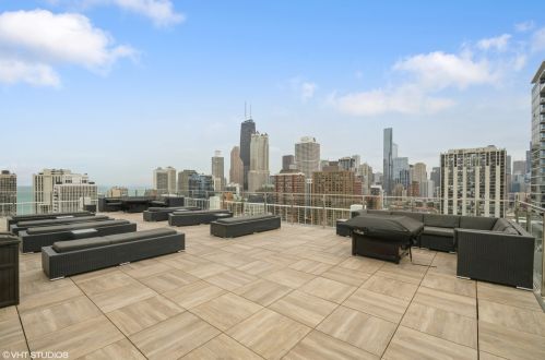 1255 Sandburg Ter, Chicago IL  60610-2258 exterior