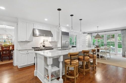 554 Mnr Rdg Dr, Atlanta GA  30305-3512 exterior