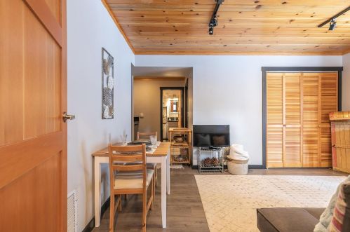 12555 Hillside Dr, Truckee CA  96161-6330 exterior