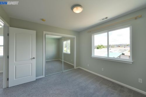 285 Stoakes Ave, San Leandro CA 94577-1735 exterior