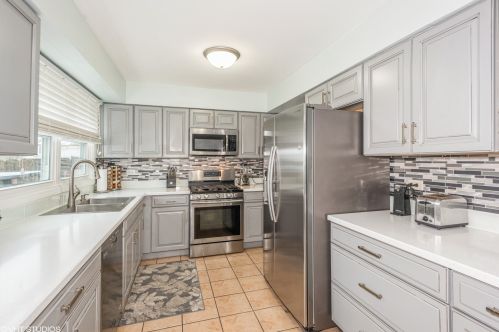 1463 Oxford St, Carol Stream IL  60188-9095 exterior