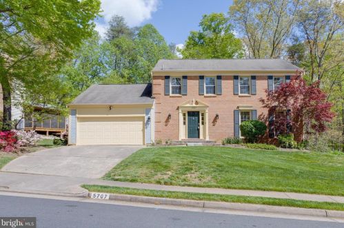 5707 Oak Leather Dr, Springfield VA  22015-2315 exterior