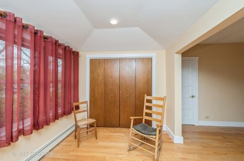 27650 Walnut Dr, Island Lake, IL 60042-8418