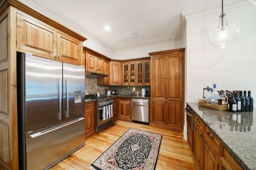 1574 Cave Rd, Atlanta GA  30327-3120 exterior
