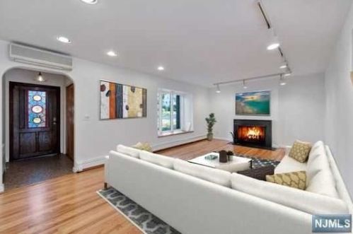 451 Hillcrest Rd, Ridgewood, NJ 07450-1520