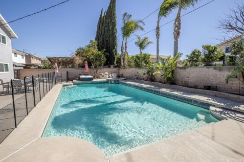 2418 Royal Ave, Simi Valley CA 93065-4759 exterior