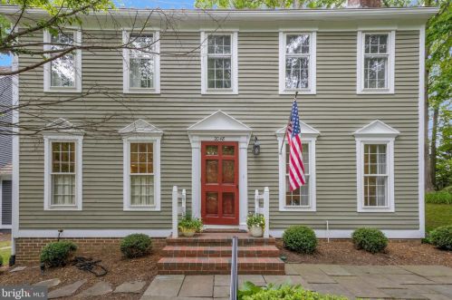 2048 Cobblestone Ln, Herndon, VA 20191-4038