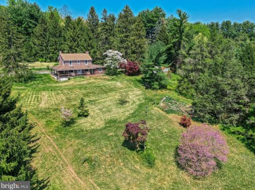 2180 Sky Top Trl, York PA  17315-2272 exterior