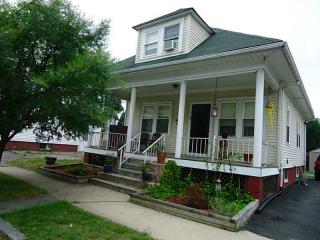 64 Algonquin St, Providence, RI 02907-3215