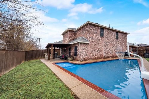 5568 Thunder Bay Dr, Fort Worth TX  76119-8505 exterior