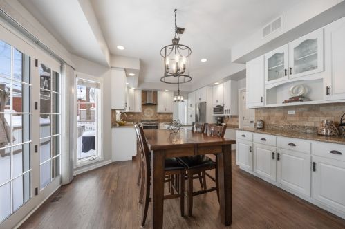 205 Middaugh Rd, Willowbrook IL  60514-1067 exterior