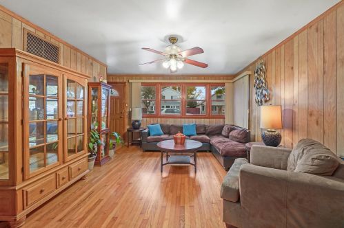 3783 Pippin St, Chicago, IL 60652-1326