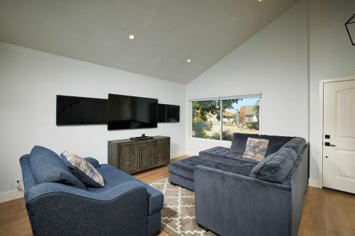 1434 Kings Cross Dr, Cardiff By The Sea CA  92007-1316 exterior