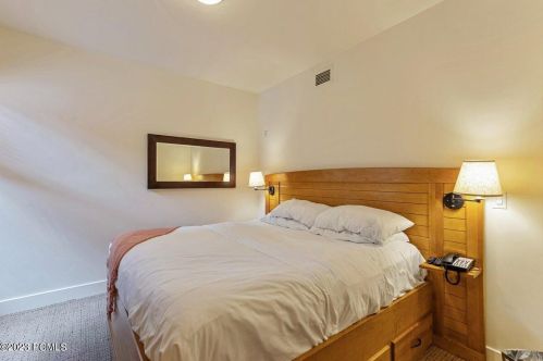 1456 Newpark Blvd, Park City UT  84098-7980 exterior