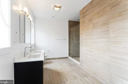 154 Front St, Philadelphia PA  19106-0020 exterior