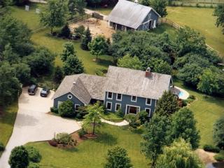 14697 Old School Rd, Green Oaks, IL 60048-9513