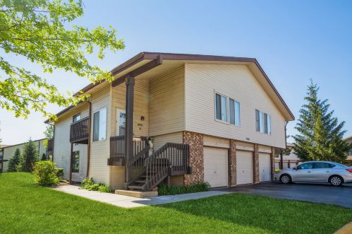 7550 Bristol Ln, Hanover Park, IL 60133-7237