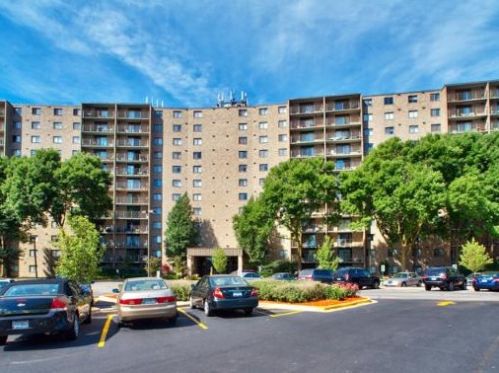 6340 Americana Dr, Willowbrook IL  60527-2255 exterior