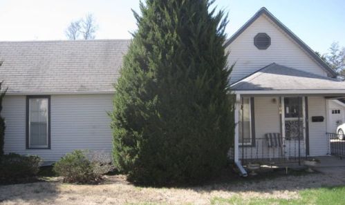 108 Lincoln St, Lyons, KS 67554-3810