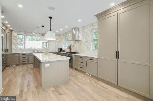 377 Kings Hwy, Tavistock NJ 08033-2004 exterior