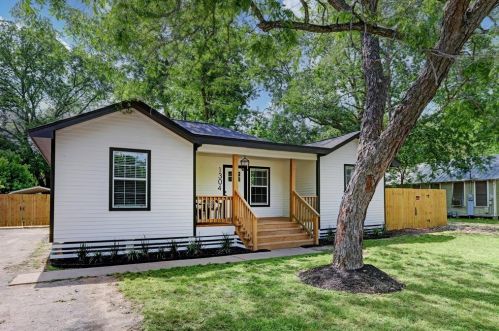 1304 Rampart St, Columbus, TX 78934-2546