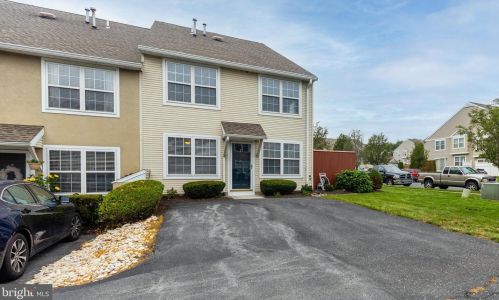 8 Courtyard Dr, Carlisle, PA 17013-1395