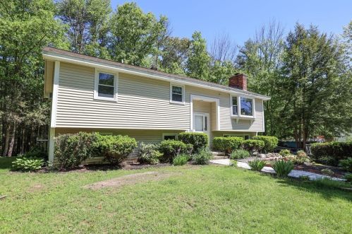 18 Hunter Ct, Goffstown, NH 03045-1628