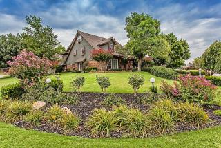 909 Gleneagles Dr, Edmond, OK 73013-1800