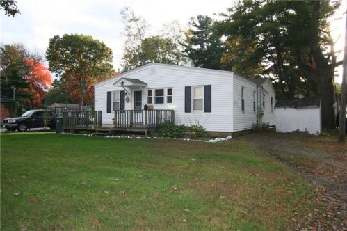 16 Beach St, Coventry, RI 02816-5664