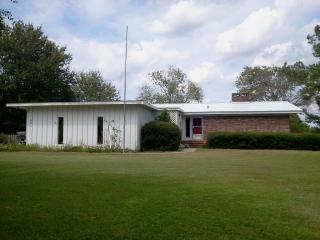 821 4th St, Alma, GA 31510-1905