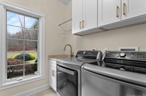 76 Mustang Dr, Upper Stepney CT  06468-1371 exterior