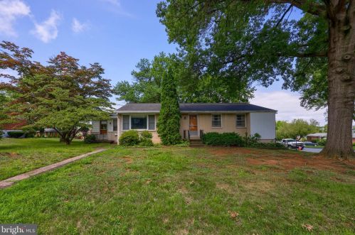 555 Woodland View Dr, York, PA 17406-3251