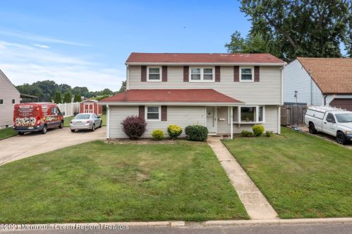 10 Deer St, Hazlet, NJ 07730-1407