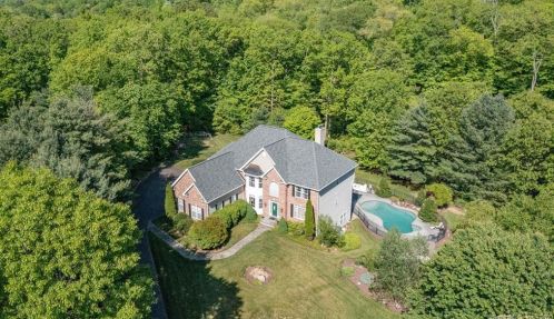 45 Birchwood Ln, Woodbury, CT 06798-3135