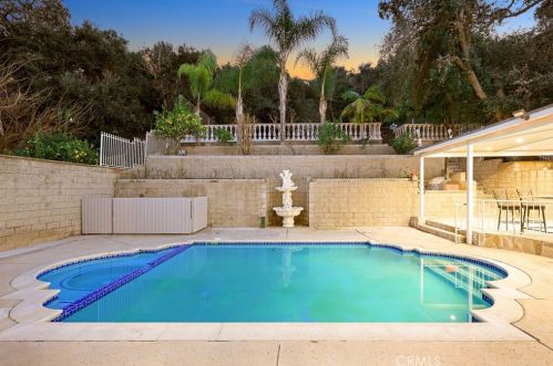 1468 Hillside Dr, Glendale CA  91208-2417 exterior