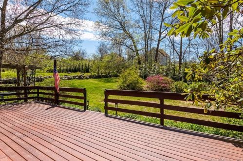 69 Scott Rd, East Lyme, CT 06333-1124