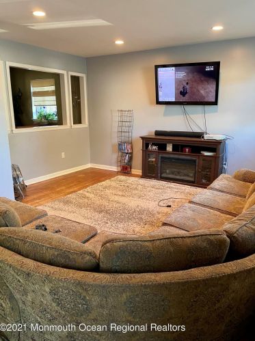 1 Forsgate Dr, East Freehold, NJ 07728-2804