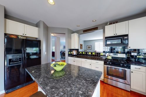 725 Bluebell Ln, Pingree Grove IL  60140-9154 exterior