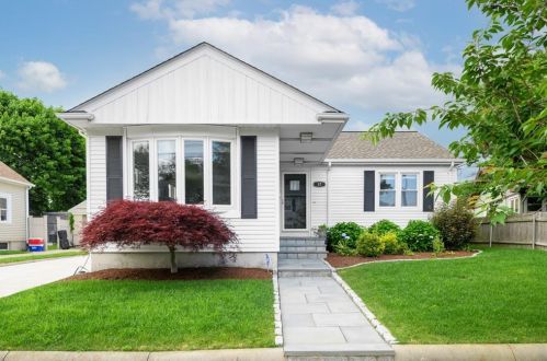 17 La Salle Dr, Providence, RI 02908-2208