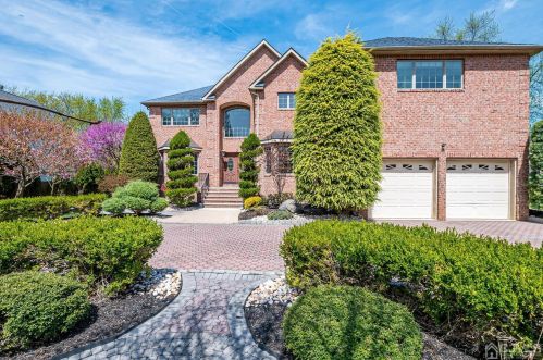 15 Dana Cir, Edison, NJ 08820-3044
