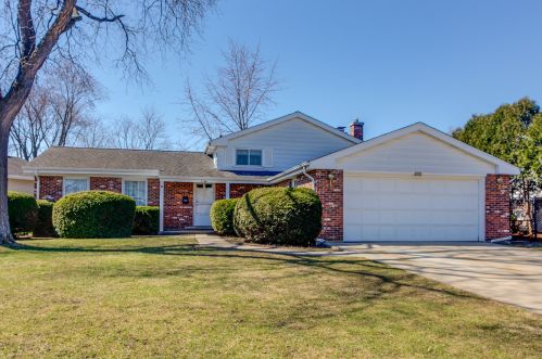 2104 Elizabeth Dr, Arlington Hts, IL 60004-2904