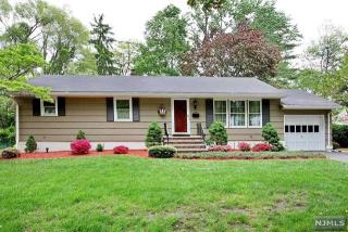 818 Stella Ct, Paramus, NJ 07652-3817