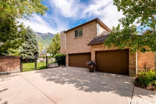 6 Mistywood Ln, Sandy UT 84092-4850 exterior
