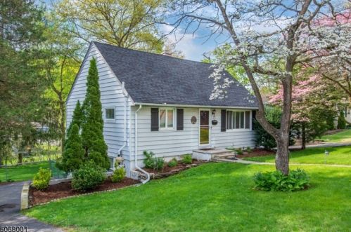 71 Rafkind Rd, Bloomingdale, NJ 07403-1515