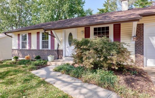 2433 Country Wood Dr, Hazelwood, MO 63043-1481
