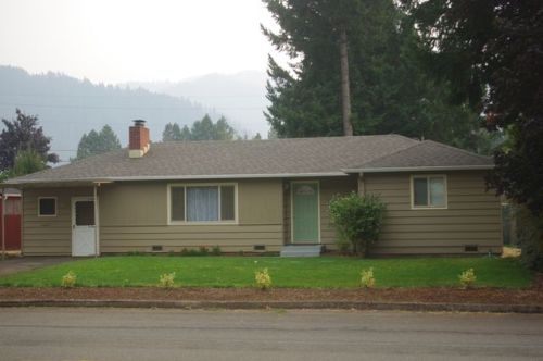 47754 2nd St, Oakridge, OR 97463-9731