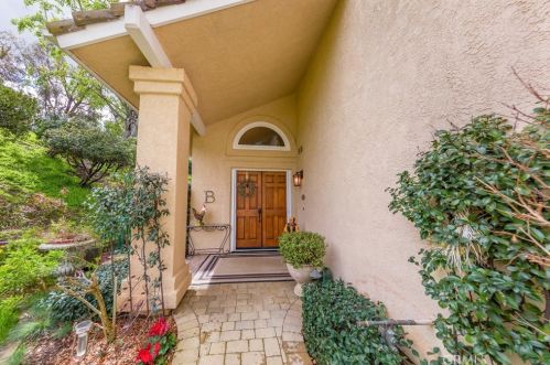 697 Galloping Hill Rd, Simi Valley, CA 93065-6732