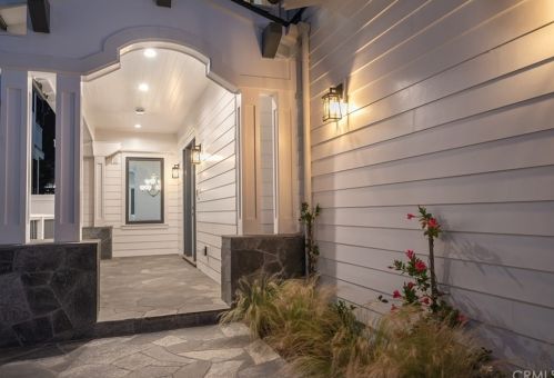 592 30th St, Manhattan Beach, CA 90266-2213