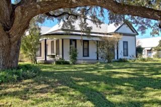 1213 Palm St, Jourdanton, TX 78026-2224